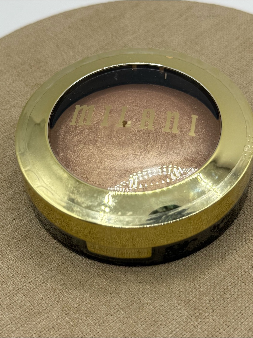 Milani Baked highlighter Compact in shade Champagne D’ORO